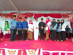 Camat beserta ibu , foto bersama Anggota DPRD OKUS dan Istri serta Panitia HUT RI Ke-77